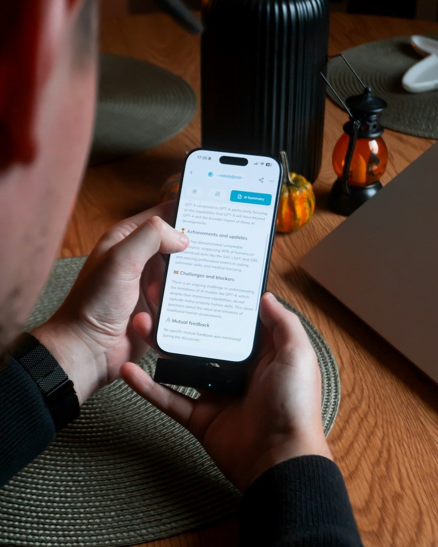 Persona leyendo un resumen generado por inteligencia artificial en su celular