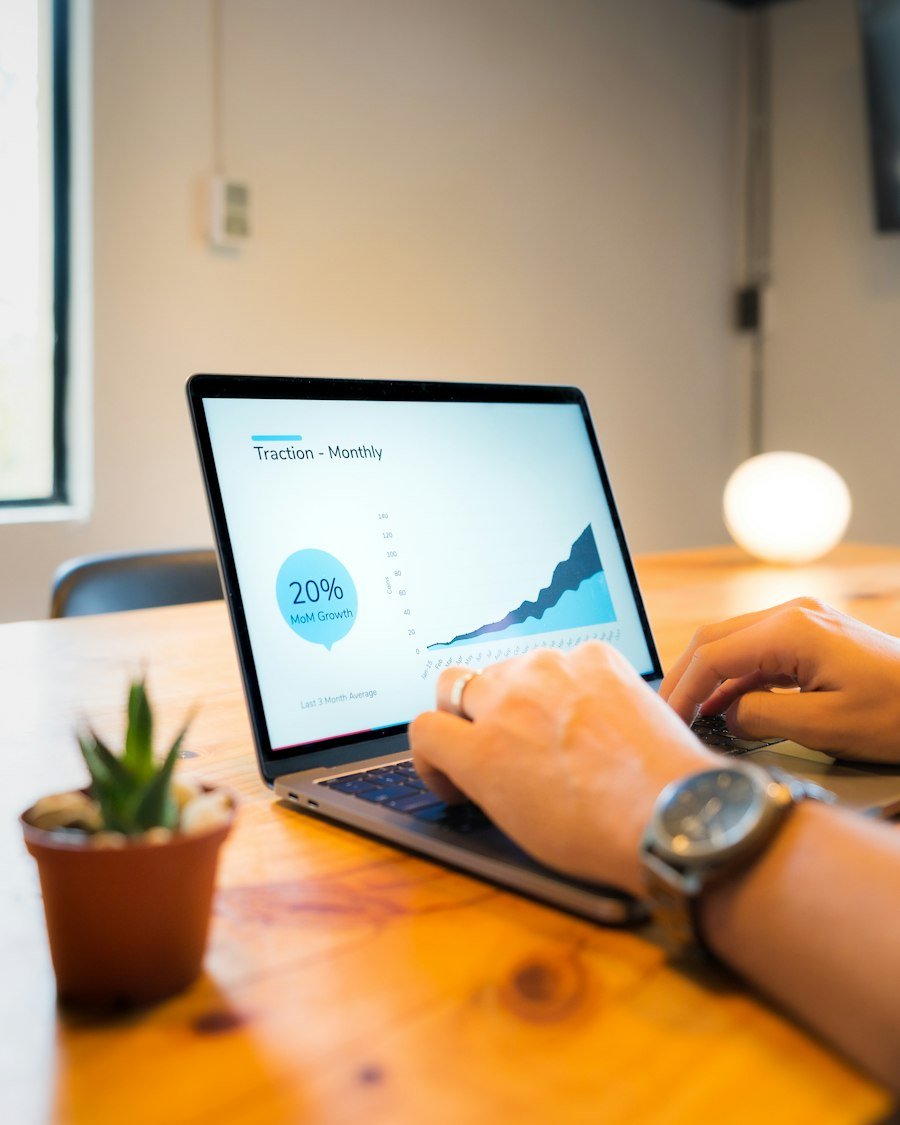 Portátil con gráficos de resultados sobre una mesa de trabajo