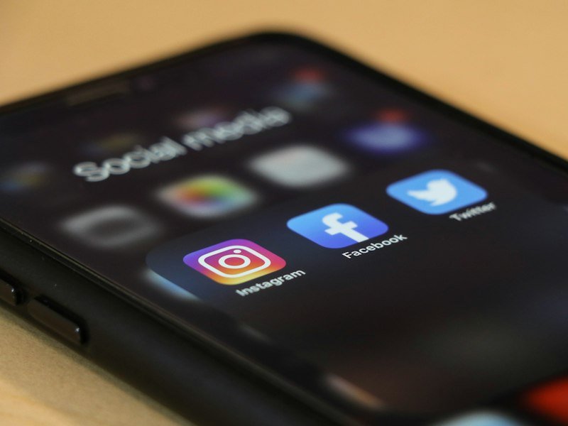 Celular con la carpeta de aplicaciones de redes sociales