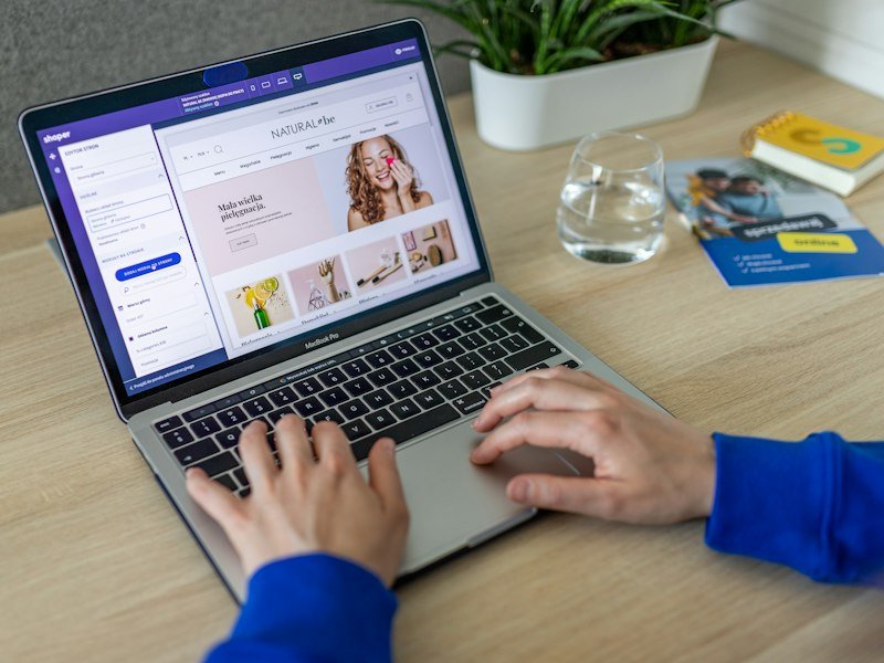 Persona comprando en una tienda online desde su portátil